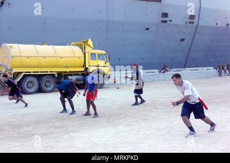 170613-N-ZN 652-0031 DUQM, Oman (13. Juni 2017) Marines auf den 24 Marine Expeditionary Unit in einem Captain cup Flag football Spiel gegen Segler zugeordnet zu den Amphibischen dock Landung Schiff USS Carter Hall (LSD 50) Während ein Port Besuch teilnehmen. Carter Hall, Teil der Bataan amphibischen bereit, Gruppe, ist in die USA 5 Flotte Bereich für Maßnahmen zur Erhöhung der Sicherheit im Seeverkehr im Einsatz Verbündeten und Partnern zu beruhigen, und der Freiheit der Schiffahrt und des freien Handels in der Region erhalten. (U.S. Marine Foto von Mass Communication Specialist 3. Klasse Jelani J.MC Stockfoto