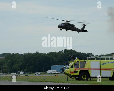 Ein UH-60 Black Hawk, pilotiert von Chief Warrant Officer 5, Charles Rodda, bereitet im Army Aviation Support #3, Latham, N.Y., 22. Juni 2017 zu landen. Rodda abgeschlossen sein letzter Flug mit der New York Army National Guard, eine wichtige Zeremonie für Luftwaffe und Armee Piloten, ihren letzten Flug mit der militärischen Kennzeichnung. (U.S. Army National Guard Foto von Pfc. Andrew Valenza) Stockfoto