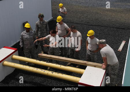 Die 211th Engineering Installation Squadron ist eine Einheit der Pennsylvania Air National Guard, die der 193rd Regional Support Group in Fort Indiantown Gap zugeordnet ist. Am 8. Juni 2017 nahmen die Geschwader an einem Kurs zur Reaktion der Führung teil, der sich auf Teambuilding-Aktivitäten in Fort Indiantown Gap, Pennsylvania, konzentrierte. Das Archivbild dokumentiert die Mitglieder der Einheit während der organisierten Vertrauens- und Teamarbeit-Schulung. Stockfoto