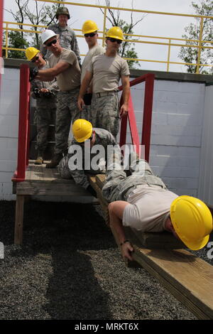 Die 211th Engineering Installation Squadron ist eine Einheit der Pennsylvania Air National Guard unter der 193rd Regional Support Group mit Hauptsitz in Fort Indiantown Gap. Am 8. Juni 2017 führten die Mitglieder Teambuilding-Aktivitäten bei einem Kurs zur Reaktion der Führungskraft auf die Installation in Pennsylvania durch. Das Archivbild dokumentiert organisiertes Vertrauenstraining und kooperative Problemlösungsübungen. Stockfoto