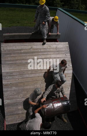 Die 211th Engineering Installation Squadron ist eine Einheit der Pennsylvania Air National Guard, die der 193rd Regional Support Group in Fort Indiantown Gap zugeordnet ist. Am 8. Juni 2017 trainierten Flieger bei einem Führungskurs auf der Anlage in Pennsylvania, um Teamarbeit und Vertrauen zu stärken. Das Archivbild zeichnet Mitglieder während strukturierter Gruppenschulungen auf. Stockfoto