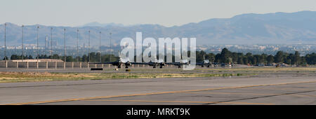 Vier B-1B Lancers Taxi auf der Startbahn an der Nellis Air Force Base, Nev, 14. Juni 2017. Jedes Jahr, Piloten aus dem 9. und 28. Bombe Staffeln, bei Dyess Air Force Base, Texas, nehmen an der US Air Force Waffen Schule. (U.S. Air Force Foto von älteren Flieger Shannon Hall) Stockfoto