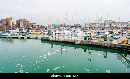 EASTBOURNE, Sussex, UK - Mai 20,2018: Das 1993 eröffnete, Sovereign Harbour in Eastbourne besteht aus vier separaten Häfen, und mehrere Stunden Stockfoto