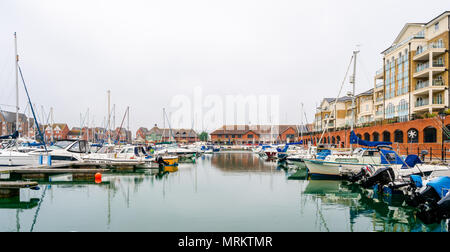 EASTBOURNE, Sussex, UK - Mai 20,2018: Das 1993 eröffnete, Sovereign Harbour in Eastbourne besteht aus vier separaten Häfen, und mehrere Stunden Stockfoto