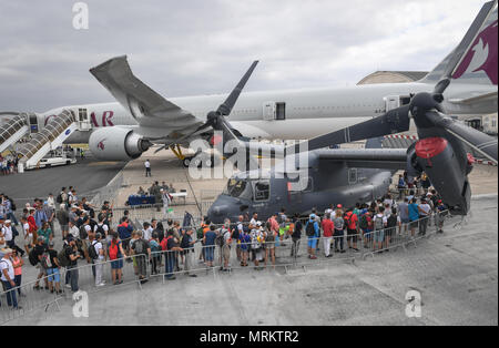 Air Show Teilnehmer warten in der Zeile a CV-22 Osprey von der Royal Air Force Mildenhall, England, auf dem Flughafen Le Bourget, Frankreich, Tour, bei der Paris Air Show, 23. Juni 2017. Die Paris Air Show bietet den USA eine einzigartige Gelegenheit, ihre Führung Showcase in der Luft- und Raumfahrt Technologie zu einem internationalen Publikum vor. Durch die Teilnahme der USA hofft, Standardisierung und Interoperabilität von Geräten mit ihren NATO-Verbündeten und den internationalen Partnern zu fördern. In diesem Jahr wird der 52. Paris Air Show und das Ereignis verfügt über mehr als 100 Flugzeuge aus der ganzen Welt. (U.S. Air Force Foto/Tech. Sgt. Rya Stockfoto