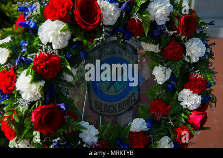 Air Commandos nehmen an der Operation Eagle Claw Gedenkveranstaltung in Hurlburt Field, Fla., 23. Juni 2017. Operation Eagle Claw war eine versuchte Geiselnahme Rescue Mission im Jahre 1980, dass in fünf, 8 Special Operations Squadron Flieger und drei Marines ihr Leben zu opfern, wenn zwei der beteiligten Flugzeuge in der Wüste ein Staging Site kollidierte geführt. (U.S. Air Force Foto von Airman 1st Class Joseph aus.) Stockfoto