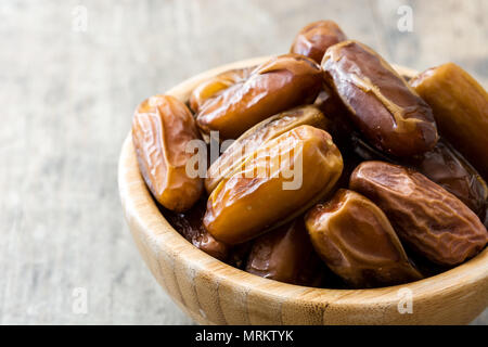 Termine Essen in Houten auf hölzernen Tisch Stockfoto