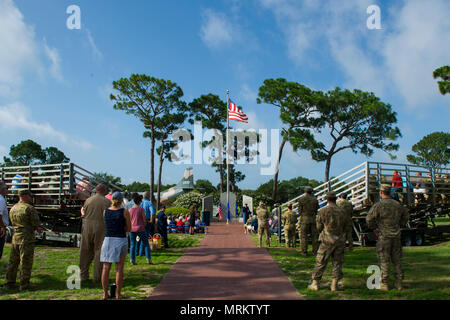 Air Commandos nehmen an der Operation Eagle Claw Gedenkveranstaltung in Hurlburt Field, Fla., 23. Juni 2017. Operation Eagle Claw war eine versuchte Geiselnahme Rescue Mission im Jahre 1980, dass in fünf, 8 Special Operations Squadron Flieger und drei Marines ihr Leben zu opfern, wenn zwei der beteiligten Flugzeuge in der Wüste ein Staging Site kollidierte geführt. (U.S. Air Force Foto von Airman 1st Class Joseph aus.) Stockfoto