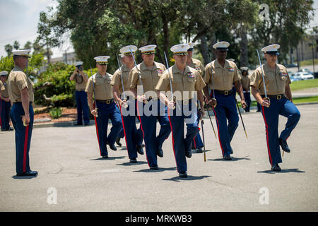 Am 23. Juni 2017 führten Marines der 1. Marine-Division eine Zeremonie zum Kommandowechsel in Camp Pendleton, Kalifornien, durch. Die Zeremonie formalisierte die Übertragung der Autorität innerhalb der Division, wobei die Entwicklung der Führungsqualitäten, die operative Bereitschaft und die kriegsbekämpfende Innovation hervorgehoben wurden. Die Division bildet weiterhin Missionen aus, entsendet und führt Missionen aus, die die strategischen Ziele der USA im Ausland unterstützen. Die Veranstaltung demonstriert die Professionalität des Marine Corps, die Kontinuität des Kommandos und das Engagement für die nationale Sicherheit. Stockfoto