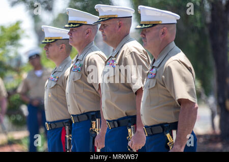 Am 23. Juni 2017 hielt die 1. Marine Division eine Zeremonie zum Kommandowechsel in Camp Pendleton, Kalifornien, ab, um den Übergang der Führung zu markieren und das Engagement der Division für Ausbildung, Einsatzbereitschaft und kriegsbekämpfende Innovation zu demonstrieren. Die Veranstaltung unterstreicht den Schwerpunkt des Marinekorps auf die Aufrechterhaltung strategischer Fähigkeiten im Ausland, die Unterstützung nationaler Sicherheitsziele und die Aufrechterhaltung professioneller Standards, Disziplin und Kontinuität der Führung innerhalb der 1. Marinedivision. Stockfoto