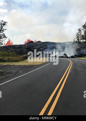 Spalte 6 erstellt eine Lava berm über pohoiki Straße vom Ausbruch des Kilauea Vulkans am 23. Mai 2018 in Pahoa, Hawaii. Stockfoto