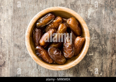 Termine Essen in Houten auf hölzernen Tisch. Ansicht von oben Stockfoto