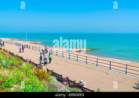 EASTBOURNE, Sussex, UK - Mai 20,2018: Menschen machen Sie einen Spaziergang entlang der Promenade in Eastbourne, Badeort in East Sussex. Die Küste ist mit viktorianischen gefüttert Stockfoto