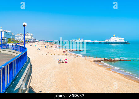 EASTBOURNE, Sussex, UK - Mai 20,2018: Menschen am Strand entspannen in Eastbourne, einem Badeort in East Sussex. Die Küste ist mit viktorianischen Uhr gefüttert Stockfoto