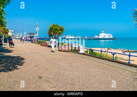 EASTBOURNE, Sussex, UK - Mai 20,2018: Menschen machen Sie einen Spaziergang entlang der Promenade in Eastbourne, Badeort in East Sussex. Die Küste ist mit viktorianischen gefüttert Stockfoto