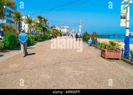 EASTBOURNE, Sussex, UK - Mai 20,2018: Menschen machen Sie einen Spaziergang entlang der Promenade in Eastbourne, Badeort in East Sussex. Die Küste ist mit viktorianischen gefüttert Stockfoto