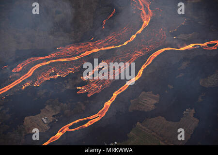 Channelized Lavaströme die East Rift Zone vom Ausbruch des Kilauea Vulkans am 23. Mai 2018 in Pahoa, Hawaii. Stockfoto