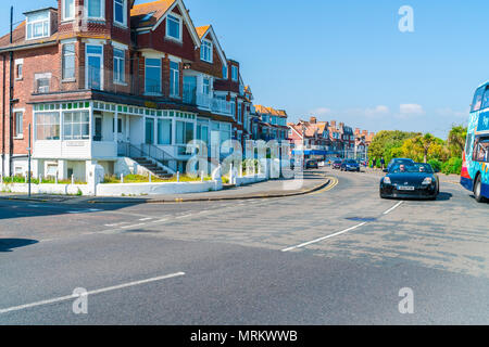 EASTBOURNE, Sussex, UK - Mai 20,2018: Street View in Eastbourne - eine Stadt, ein Badeort und Borough in der Grafschaft East Sussex an der Südküste o Stockfoto