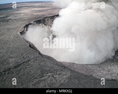 Eine Aschewolke Federn steigt aus den Halemaumau Krater am Gipfel des Kilauea Vulkans Mai 20, 2018 in Pahoa, Hawaii. Stockfoto