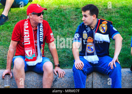 Fan von Real und Liverpool diskutieren, Champions League Finale, Sieg und Niederlage Stockfoto
