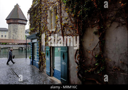 Man Walking durch WasserturmTower auf gepflasterten Straße in der Nähe der Reuss, Altstadt Luzern, Schweiz, Europa Stockfoto