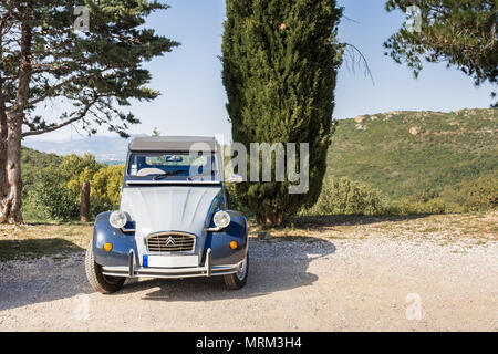 Castelnou, Pyrénées-orientales, Frankreich - 14 April 2017: Eine alte Citroen CV ist in der französischen Landschaft geparkt Stockfoto