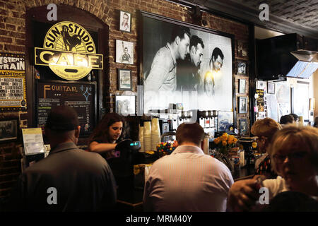 Besucher innerhalb der Geschenke Shop und Cafe des legendären Sun Studio in Memphis. Tennessee. USA Stockfoto