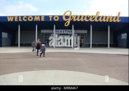 Willkommen bei Graceland Schild über dem Eingang von Graceland das Zuhause von Elvis Presley. Memphis TN. USA Stockfoto