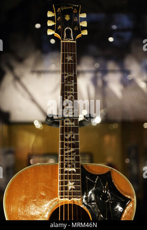 Elvis Presley's Gitarre Anzeige in der Elvis der Entertainer Karriere Museum. Graceland. das Zuhause von Elvis Presley in Memphis, TN. USA Stockfoto