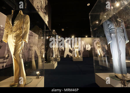 Elvis Presley's atemberaubenden Overalls und andere Kleidung, Erinnerungsstücke, die Anzeige in der Elvis, Entertainer Karriere Museum in Graceland. Memphis TN. USA Stockfoto