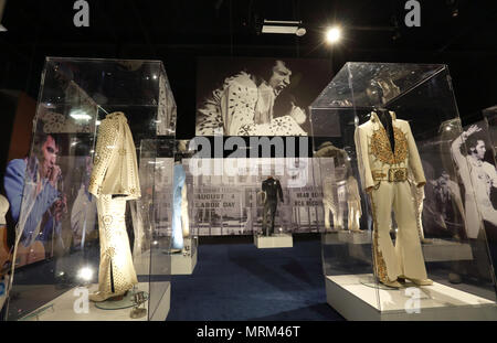 Elvis Presley's atemberaubenden Overalls und andere Kleidung, Erinnerungsstücke, die Anzeige in der Elvis, Entertainer Karriere Museum in Graceland. Memphis TN. USA Stockfoto