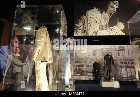 Elvis Presley's atemberaubenden Overalls und andere Kleidung, Erinnerungsstücke, die Anzeige in der Elvis, Entertainer Karriere Museum in Graceland. Memphis TN. USA Stockfoto