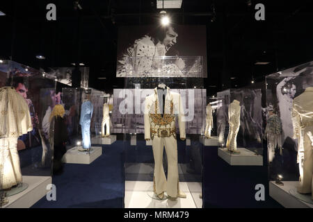 Elvis Presley's atemberaubenden Overalls und andere Kleidung, Erinnerungsstücke, die Anzeige in der Elvis, Entertainer Karriere Museum in Graceland. Memphis TN. USA Stockfoto