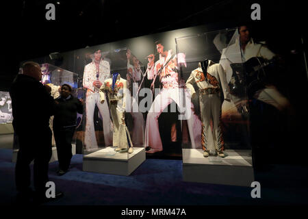 Elvis Presley's atemberaubenden Overalls und andere Kleidung, Erinnerungsstücke, die Anzeige in der Elvis, Entertainer Karriere Museum in Graceland. Memphis TN. USA Stockfoto