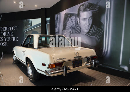 Elvis' Mercedes Benz 280 SL Roadster Display innen Presley Motoren Automobile Museum in Graceland das Zuhause von Elvis Presley in Memphis, Tennessee, USA Stockfoto