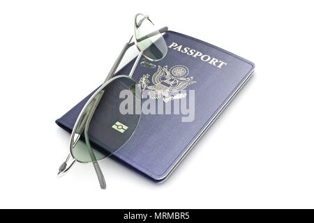 Reisepass mit Brille auf einem weißen Hintergrund isoliert, 300 D.P.I Stockfoto