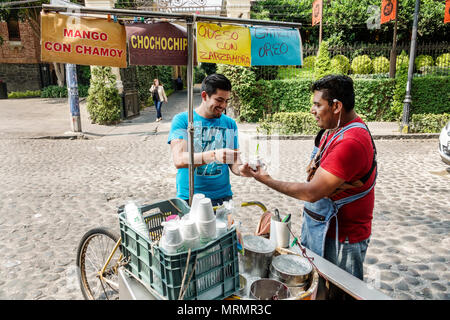 Mexiko-Stadt, Hispanic ethnischen Alvaro Obregon San Angel, Eis Straße Verkäufer verkaufen Verkauf, Stände Stand Markt Fahrrad Fahrräder Radfahren Stockfoto