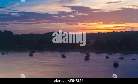 Ansicht des Dorfes Itacare in Bahia bei Sonnenuntergang. Stockfoto