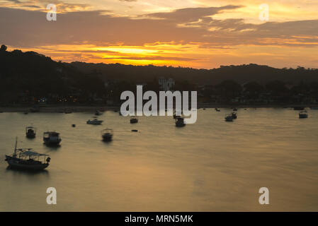 Ansicht des Dorfes Itacare in Bahia bei Sonnenuntergang. Stockfoto