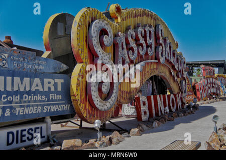 Alte Neon-Schilder mit Retro-Konstruktionsentwürfen sind im Neon Boneyard Museum, Las Vegas, Nevada ausgestellt. Es ist eine beliebte Touristenattraktion. Stockfoto