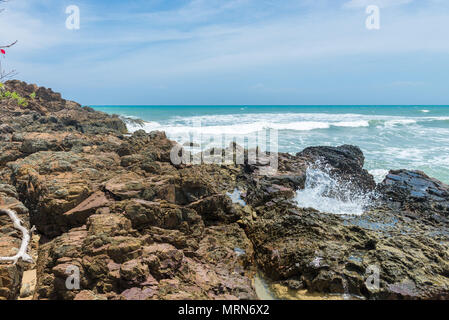 Felsen am Strand mit Wellen und splahes auf die Natur Stockfoto