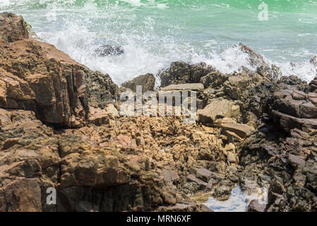 Felsen am Strand mit Wellen und splahes auf die Natur Stockfoto