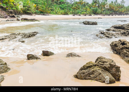 Felsen am Strand mit Wellen und splahes auf die Natur Stockfoto