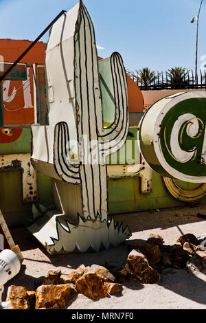 Alte Neon-Schilder mit Retro-Konstruktionsentwürfen sind im Neon Boneyard Museum, Las Vegas, Nevada ausgestellt. Es ist eine beliebte Touristenattraktion. Stockfoto