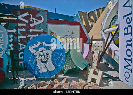 Alte Neon-Schilder mit Retro-Konstruktionsentwürfen sind im Neon Boneyard Museum, Las Vegas, Nevada ausgestellt. Es ist eine beliebte Touristenattraktion. Stockfoto