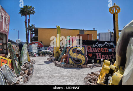 Alte Neon-Schilder mit Retro-Konstruktionsentwürfen sind im Neon Boneyard Museum, Las Vegas, Nevada ausgestellt. Es ist eine beliebte Touristenattraktion. Stockfoto