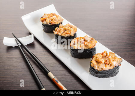 Japanisches Essen, würzige unagi Roll auf hölzernen Hintergrund Stockfoto
