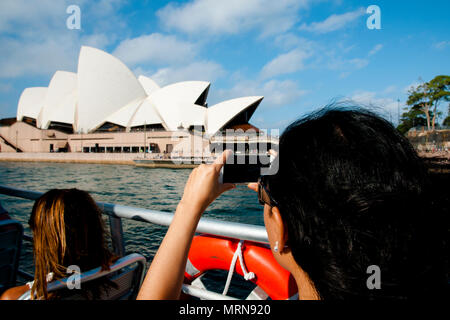SYDNEY, AUSTRALIEN - 6. April 2018: Tourist, der ein Foto von ikonische Oper Stockfoto