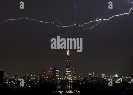 London, Großbritannien. 27. Mai, 2018. UK Wetter: Blitzschlag über den Shard Hochhaus Gebäude. Gewitter fegte über Großbritannien Samstag Nacht der May Bank Holiday. © Guy Corbishley/Alamy leben Nachrichten Stockfoto