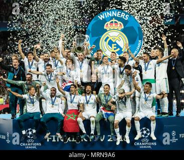 Kiew. 26 Mai, 2018. Sergio Ramos (C) von Real Madrid hält die Trophäe nach dem Gewinn der UEFA Champions League Finale zwischen Liverpool und Real Madrid in Kiew, Ukraine am 26. Mai 2018. Real Madrid behauptete den Titel mit 3-1. Credit: Wuzhuang/Xinhua/Alamy leben Nachrichten Stockfoto